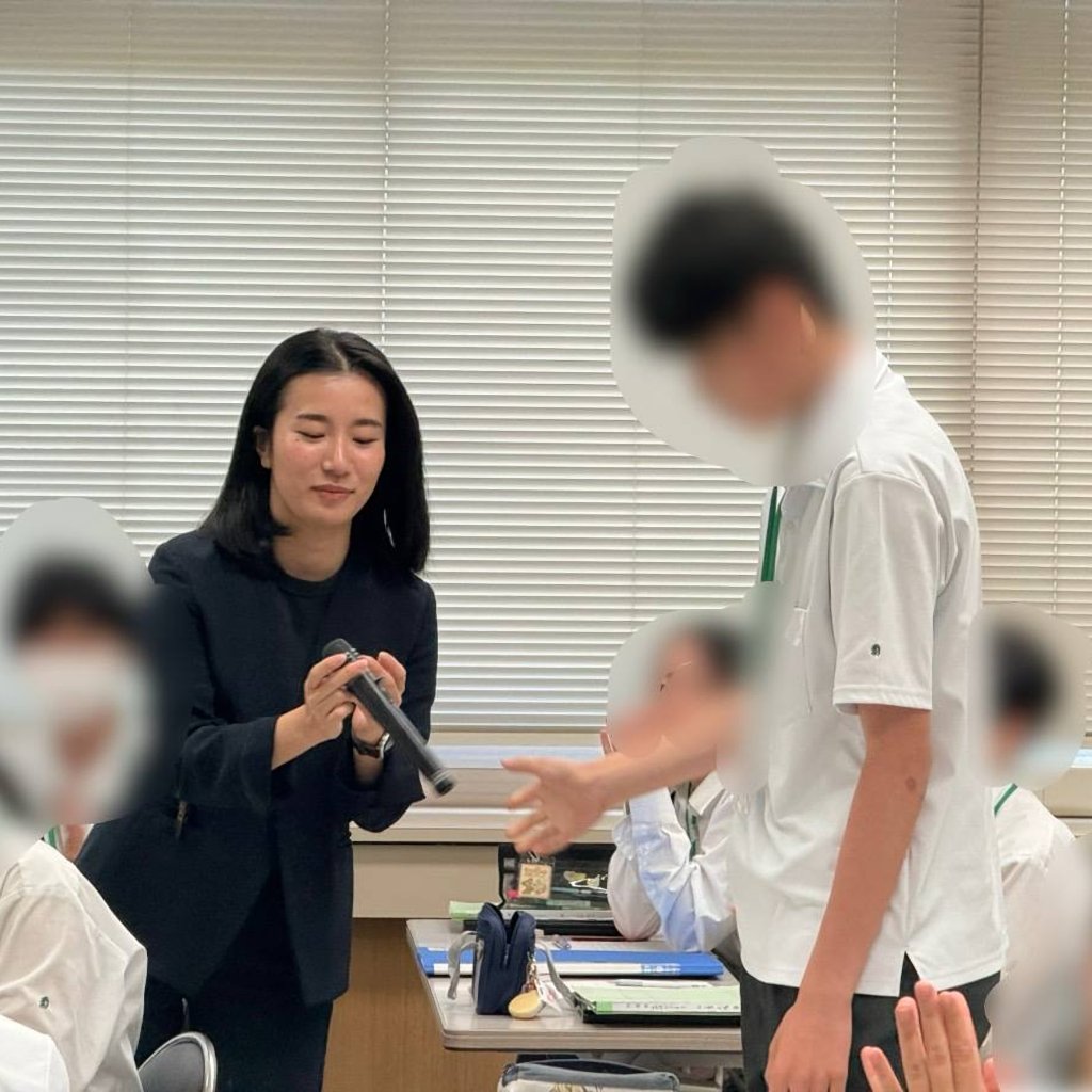 ImagineTamba's tweet photo. 西山酒造場さんの回
昨年オープンした複合施設｢鼓傳｣、自信の強みを活かすお話。何でもAI使ってそれっぽいものが簡単に作れてしまう今、本当に大事な事。
今年も伝え合ってもらいましたメンバーの良い所。
個人的にはやっぱり西山酒造場さんのこのワークが一番好きなワーク。
#氷上高校 #丹波学 https://t.co/UT5usLWjpK
