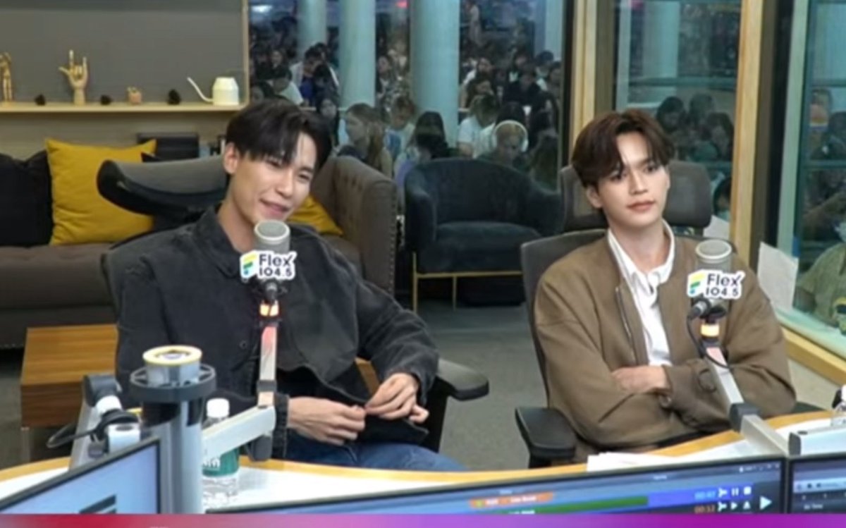 AsinattA's tweet image. - เป็นคู่แรกที่ตามดู presstour ทุกรายการ
- เป็นคู่ที่ฟังแล้วสบายใจ ไม่มากไม่น้อย แต่ทำให้ยิ้มได้ตลอดการติดตาม
- ในความสนุกมีความจริงจัง ในความจริงจังก็มีความขำ ความเขิน
- ชอบในวิธีการสื่อสารต่อกันของจูมาร์ค

JUNIORMARK PRESSTOUR
#Flex1045xJuniorMarkFANCON
#junniorrs #markjrtn