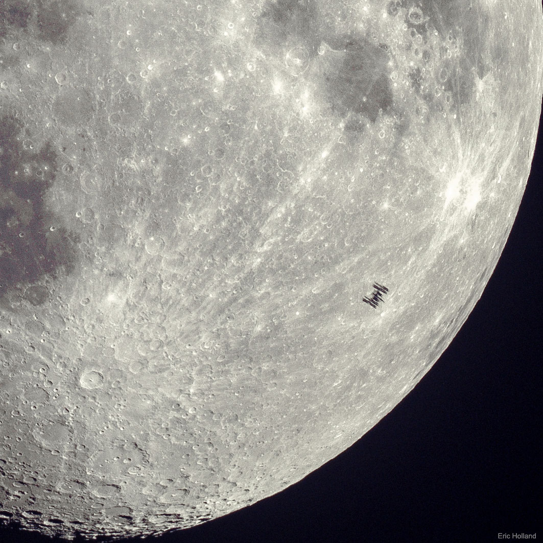 Utilizando una sincronización precisa, la plataforma espacial que orbita la Tierra fue fotografiada frente a la Luna gibosa. La duración del tránsito de la Estación Espacial Internacional a través de toda la Luna fue de aproximadamente medio segundo. 

Si te fijas bien, una