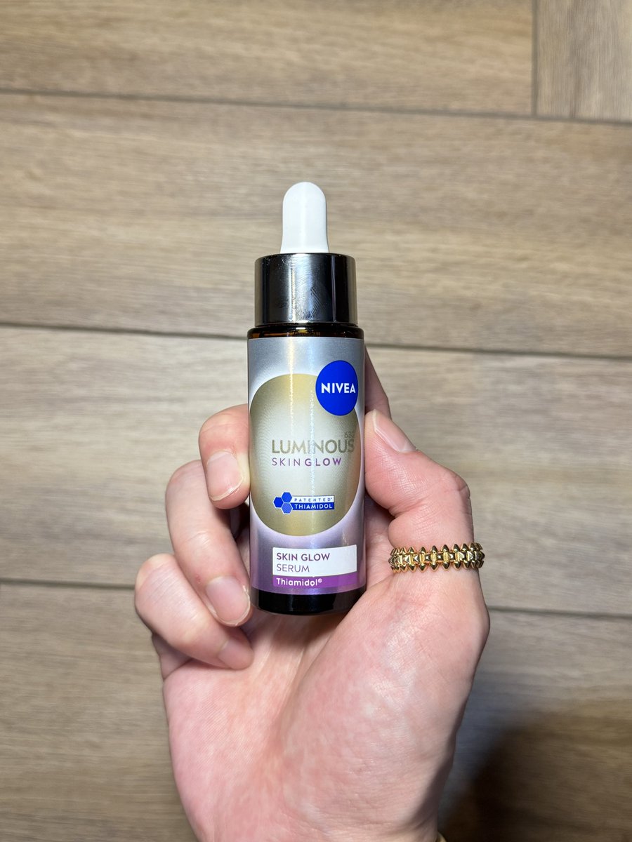 NEW เซรั่ม Thiamidol เนื้อบางเบาที่สุดของ NIVEA

3 ส่วนผสมหลัก
1️⃣Thiamidol - ยับยั้งตรงที่ enzyme Tyrosinase
2️⃣Niacinamide
3️⃣Aloe vera

💜เป็นอีก 1 Brightening ที่น่าสนใจในปีนี้
💜ลดการสร้างเม็ดสี Melanin ได้อย่างตรงจุด + อ่อนโยน