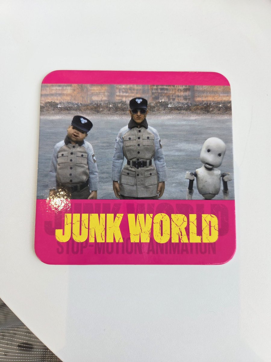 cinnamon_chai's tweet photo. JUNK WORLD を観てきた
仕事でもないのに
早起きして自宅から
バスで約１時間のみちのり

ごめんなさーい
３幕あたりから
何度か寝落ち

ゴニョゴニョ字幕版は
いろいろな国の言語が
なぞられてておもしろかった

６月22日の堀監督の舞台挨拶上映は仕事で行けなくて
本当に残念 https://t.co/HxQgLTyuMz