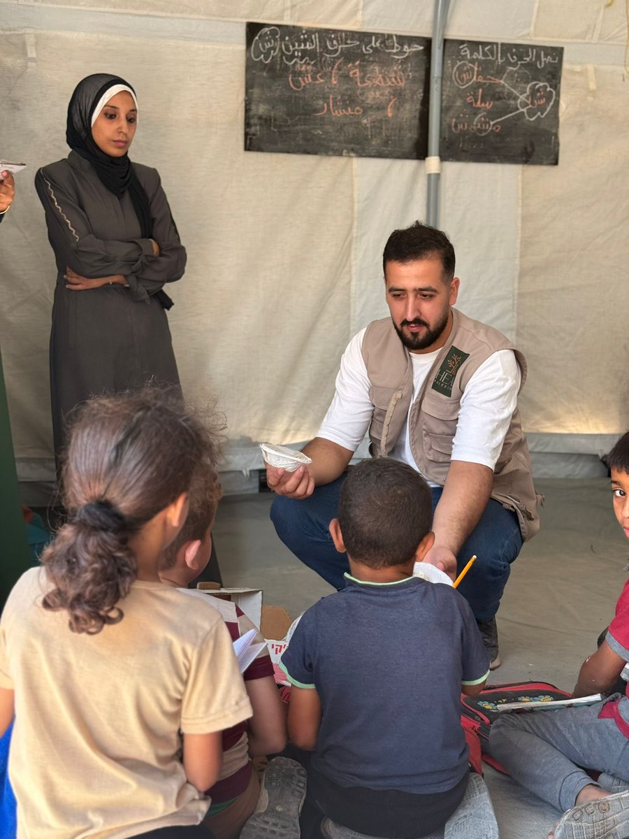 healpalestine_'s tweet image. HEAL Palestine distributed Ajwa food meals to 300 students in educational spaces across northern Gaza. This initiative supports ongoing educational efforts while addressing the urgent issue of student malnutrition. HEAL Palestine remains committed to providing critical services…