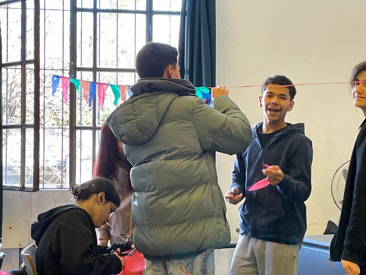 Acompañamos y orientamos al Club de Ciencia "Enlazando Culturas" de Fray Bentos, Río Negro, en el armado de cartelería para una presentación.

Cultura Científica Río Negro 
#culturacientificauy 
#clubesdecienciauy