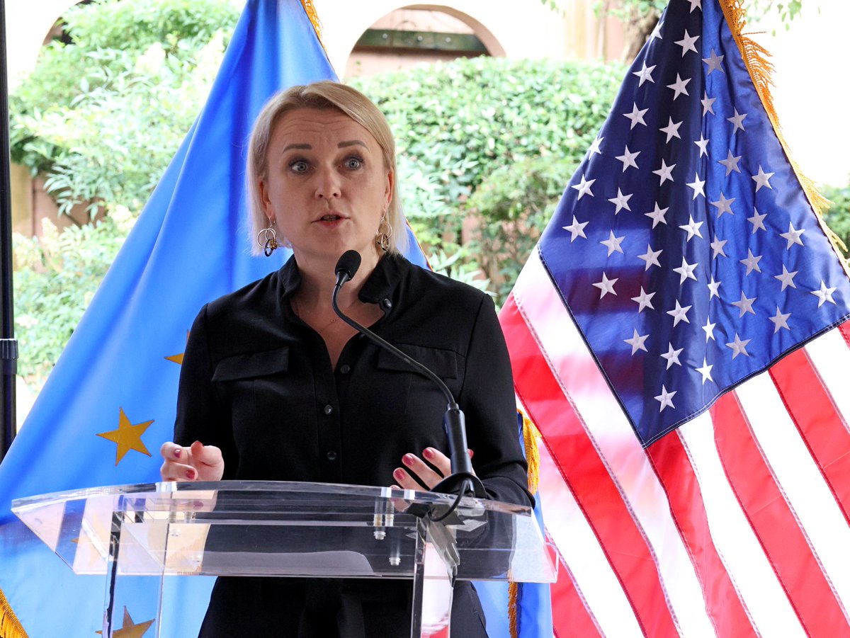 EUAmbUS's tweet image. As an alumna of an exchange program (thanks @Creighton), I was delighted to connect with past alumni of our many programs, from former trainees to past participants of EUVP. These exchanges are powerful, helping us see beyond headlines and policies to the human connections. 🤝