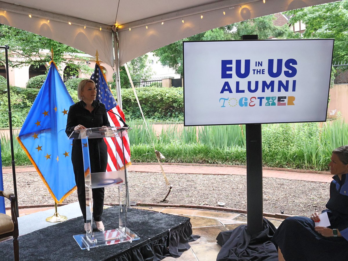 EUAmbUS's tweet image. As an alumna of an exchange program (thanks @Creighton), I was delighted to connect with past alumni of our many programs, from former trainees to past participants of EUVP. These exchanges are powerful, helping us see beyond headlines and policies to the human connections. 🤝