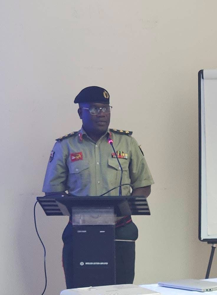 HASSMAR2006's tweet photo. #HASSMAR# #AEM# #SENEGAL# #ZIMBABWE
#PARTAGE D'EXPERIENCES 
 En visite au Sénégal, le Cours de d��fense de l'Université nationale de Défense du Zimbabwe  a effectué une visite de travail à la HASSMAR. https://t.co/xr4DQ2a1Mp