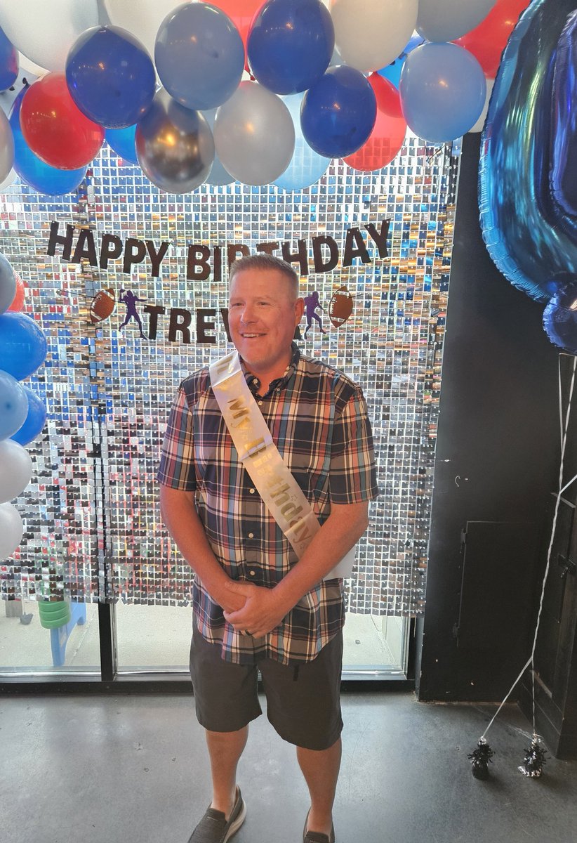 Michelle3780's tweet photo. Happy 50th Birthday,Trevor! We love you sooooo much and hope you have an amazing birthday! ❤️🎂🎈🎉🎊❤️ https://t.co/DbBGlBps1w
