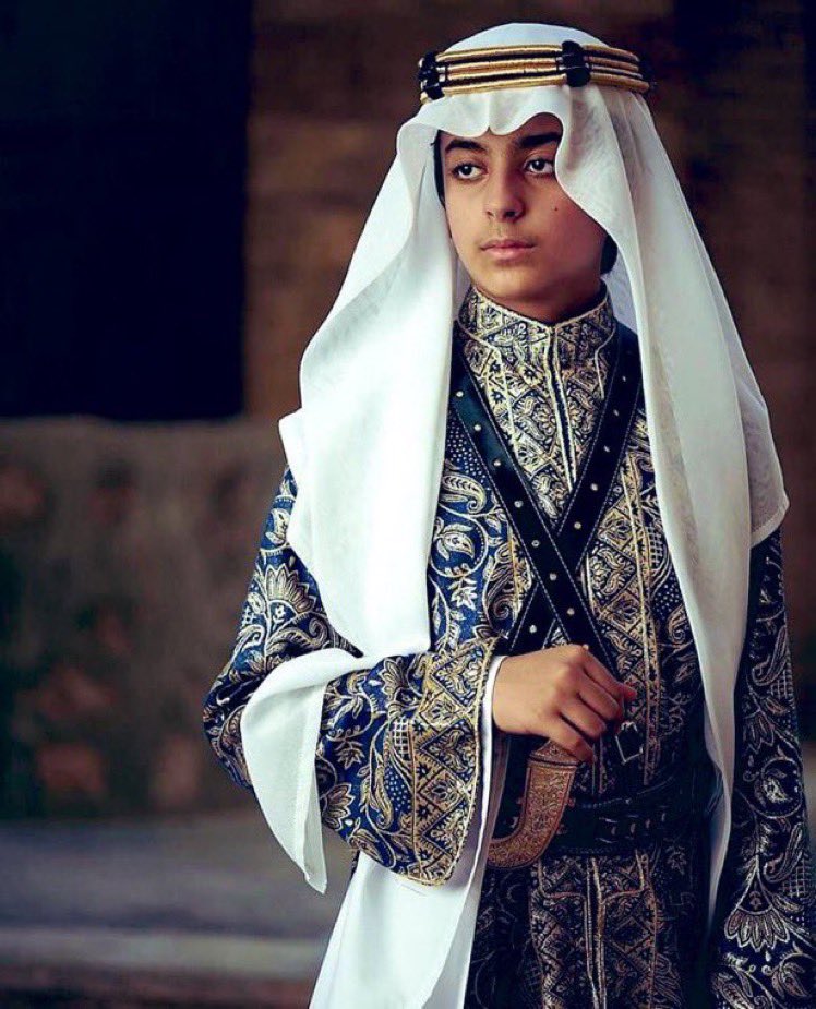 عندما كنت ارد على كل  منشور
مسيء لوطننا و عقيدتنا و حكامنا

استغرب من بعض الحسابات
التي تملك مصداقيه
لا ترد عليها 

و عرفت الان 
ليس كل المسيئين
يستحقون الرد

فهناك
من يهاجم و يستحق الرد

و هناك
من يحاول سحبك لمستنقعه

فلا يستفزونكم لجركم لثقافتهم