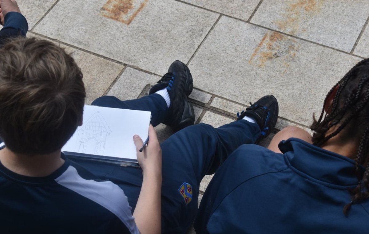 StraUponAvonSch's tweet image. Our budding Y9 artists spent the day walking around the town centre, recording &amp;amp; sketching the beautiful architecture that Stratford upon Avon has to offer! Exploring &amp;amp; developing their drawing &amp;amp; observation skills from what&apos;s in front of them #SuASEnthuse