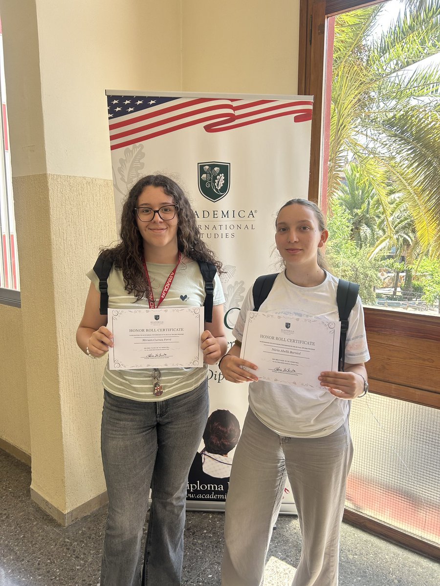claretvalls's tweet photo. Felicitem la Míriam Cuenca i a la Núria Abella, dues alumnes del Bat Dual, que han aconseguit “Honor Roll”, un certificat d’alt rendiment del programa per haver realitzat un primer curs de programa excel·lent. 🇺🇲💻🎓@academicaspain
#batdual #highschooldiploma #academica https://t.co/dUC0G8GbgS