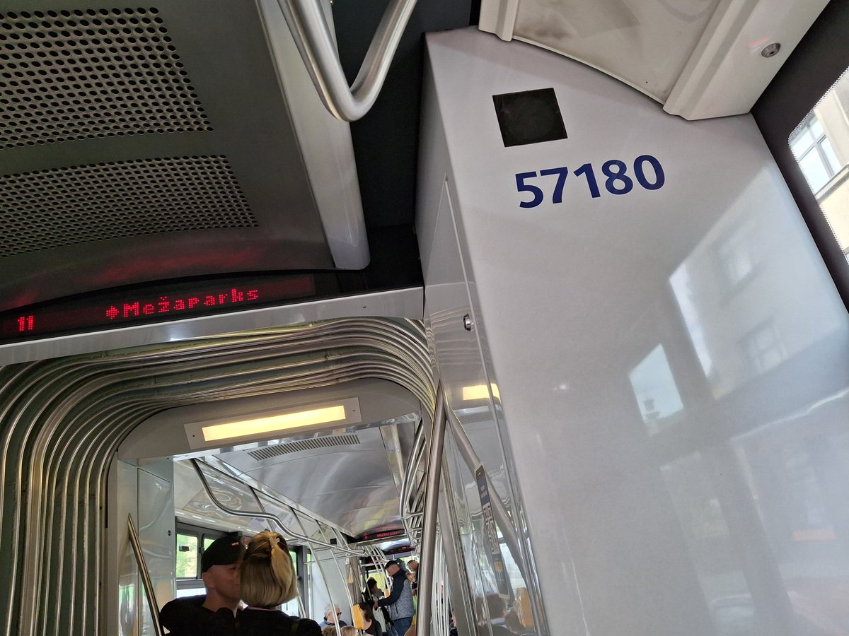 Dārgā <a href="/Rigassatiksme_/">Rīgas satiksme</a> , joprojām neesmu saņēmusi no jums atbildi, vai man jāreģistrē braukšanas biļete, ja esmu iekāpusi transportlidzeklī, kurš atgādina tramvaju, bet nav jūsējais un brauc bez GPS signāla?