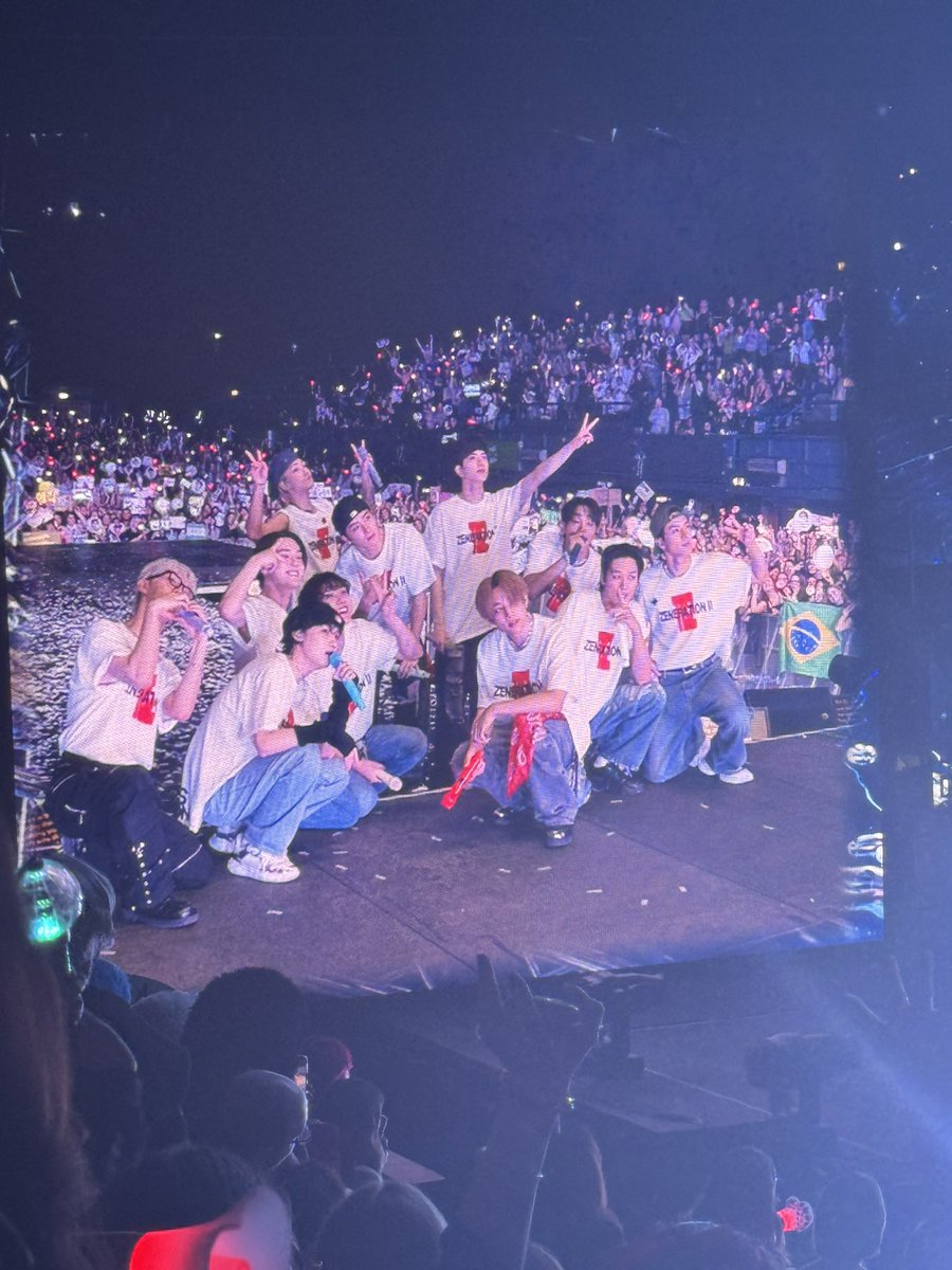 thvtrdes's tweet photo. FUCK 100
FUCK kpop
FUCK everything. 

i can’t believe last year was the last time i saw OT11. 

i hope who ever caused this to come about, truly i hope you’re happy. https://t.co/0XKwOxyPau