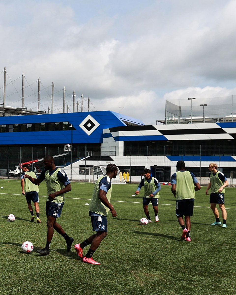 HSVYoungTalents's tweet image. ⚽ Vorbereitungsstart: Unsere #U21 ist wieder am Ball!

Am Mittwoch hat die Mannschaft des neuen Cheftrainers Lukas #Pfeiffer die erste Einheit auf dem Kunstrasenplatz am Campus absolviert.

Alle Infos: hsv.link/U21-TA-2526 👈

#nurderHSV #HSVYoungTalents

📸 Michael Schwarz
