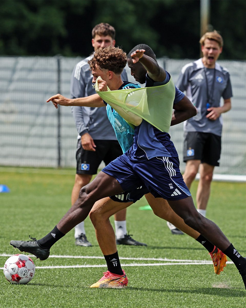 HSVYoungTalents's tweet image. ⚽ Vorbereitungsstart: Unsere #U21 ist wieder am Ball!

Am Mittwoch hat die Mannschaft des neuen Cheftrainers Lukas #Pfeiffer die erste Einheit auf dem Kunstrasenplatz am Campus absolviert.

Alle Infos: hsv.link/U21-TA-2526 👈

#nurderHSV #HSVYoungTalents

📸 Michael Schwarz