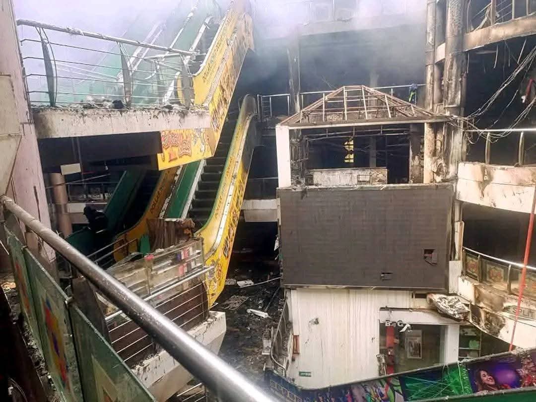 itxSMG's tweet image. Another devastating fire — this time at Karachi’s Millennium Mall. Hundreds of livelihoods up in smoke. No injuries reported, thankfully. But how long will we ignore the pattern? Frequent blazes, poor fire safety, and zero accountability. Accidents... or something more? 🧯🔥…