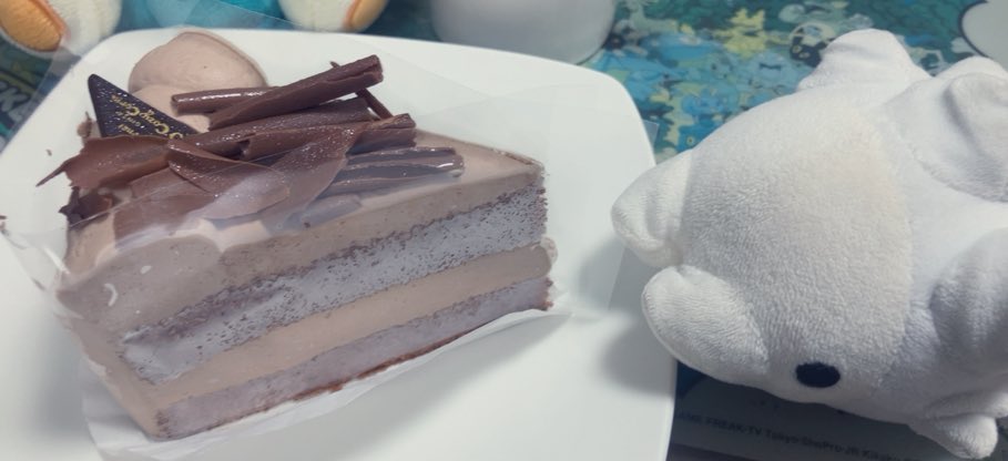 誕生日だったのでケーキを……！
クリスマス同様ケーキを虎視眈々と狙うはみちゃん🎂