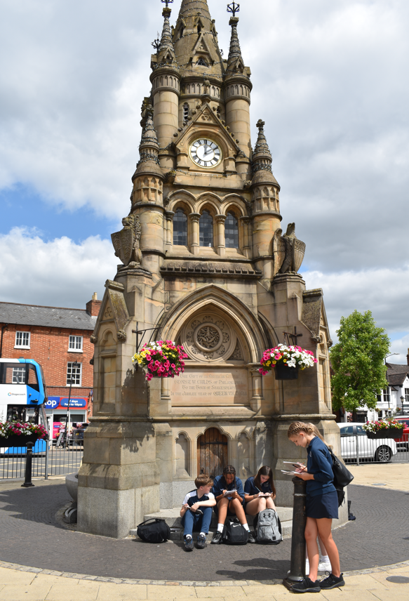 StraUponAvonSch's tweet image. Our budding Y9 artists spent the day walking around the town centre, recording &amp;amp; sketching the beautiful architecture that Stratford upon Avon has to offer! Exploring &amp;amp; developing their drawing &amp;amp; observation skills from what&apos;s in front of them #SuASEnthuse