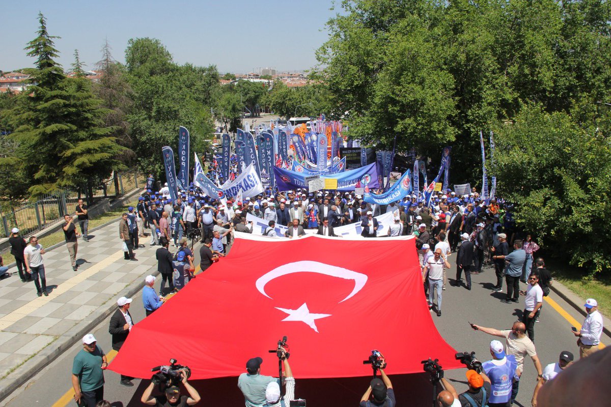 VeliSolak's tweet photo. Basın açıklamasını, mitingi, eylemi bilmezsin @LutfuTurkkan 
meclisin penceresinden ancak resim çekersin. İn aşağıya, gel Ergün başkanı dinle.
5000 emekçinin katılımıyla gerçekleşen BASIN AÇIKLAMASI seni niye rahatsız etti ?
@turkiskonf 
@TurkiyeHaberis https://t.co/eeqCAASNT8
