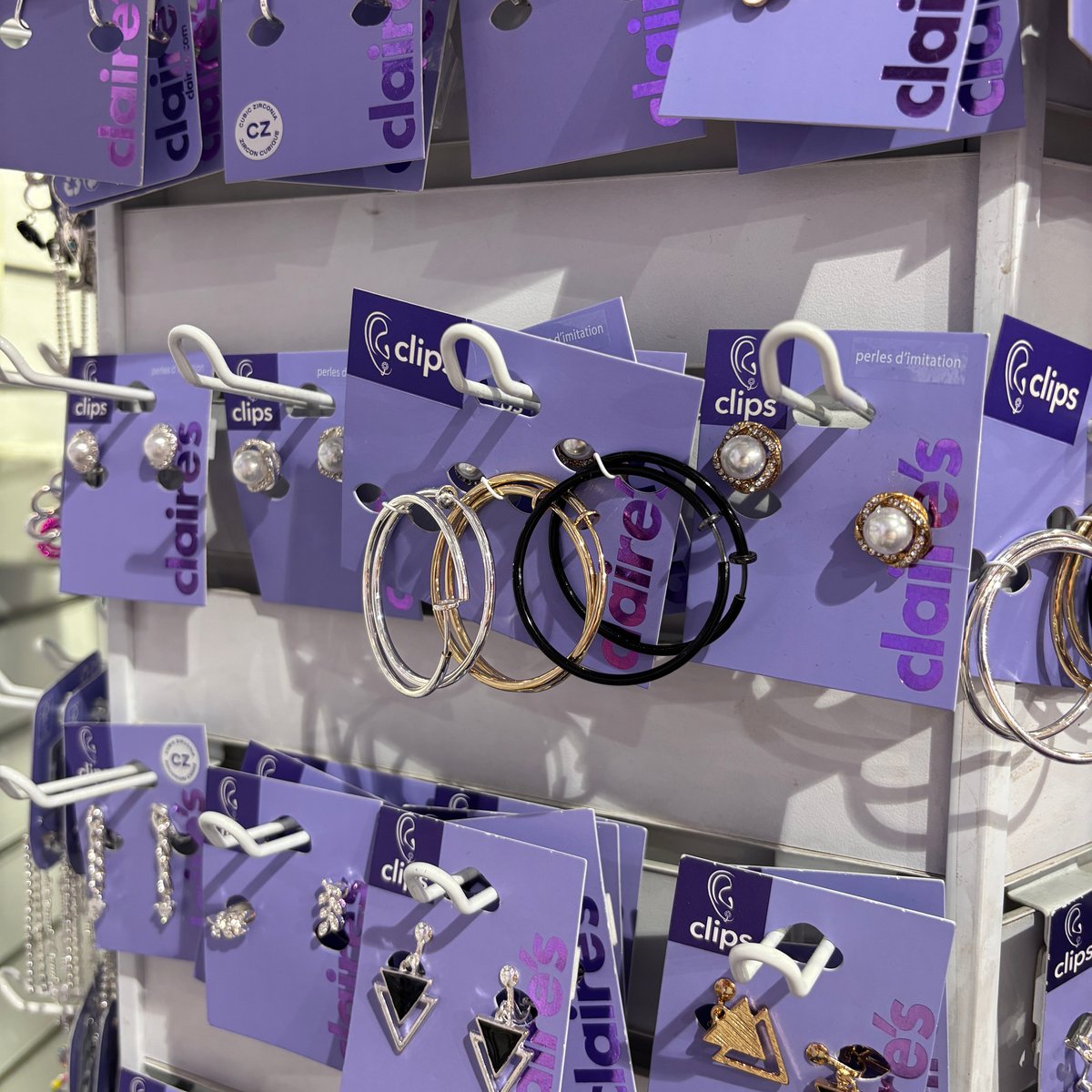 💖✨ Ready to level up your look? Head to Claire’s at The Belfry Shopping Centre for the latest in accessories! From statement earrings to sparkly hair clips, they have everything you need to add that perfect finishing touch to any outfit. 💫

#ClairesAccessories #TheBelfry