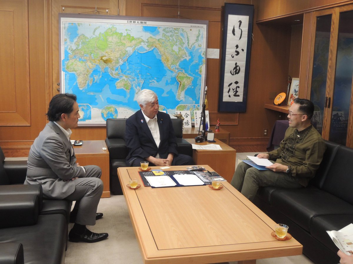 ウクライナ専門家の岡部芳彦教授が中谷防衛大臣を表敬訪問され、同席しました。
岡部教授はウクライナより帰国されたばかり、ゼレンスキー大統領から直接授与された勲章の報告などがなされました。
また、ドローン戦闘の最新状況など、現場直結のお話も伺いました。