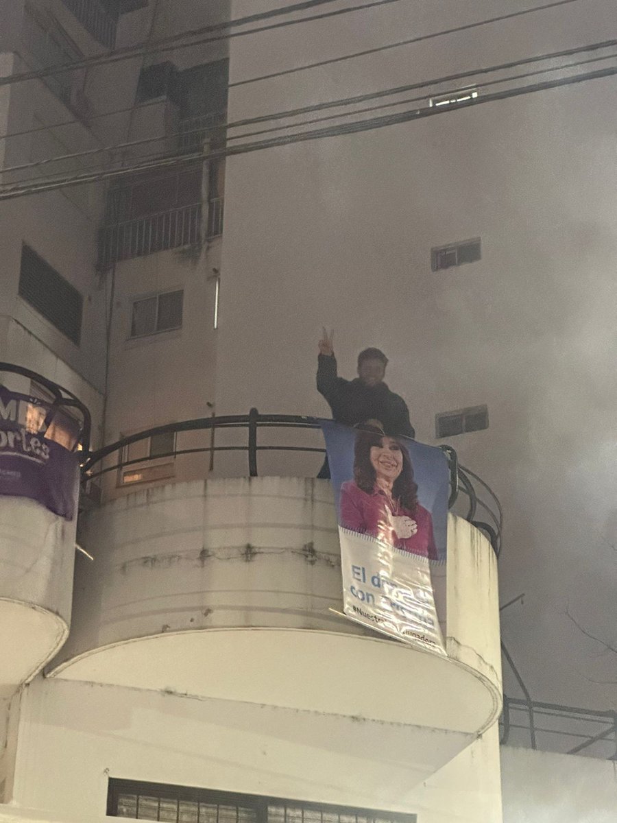 ElDepConCris's tweet photo. Las organizaciones politicas sociales y deportivas que nos reconocemos en "El deporte con Cristina" fuimos a San José y Humberto Primo a expresarle nuestro apoyo a nuestra conductora, Cristina Fernández de Kirchner. Hoy marchamos a Plaza de Mayo para terminar con la Proscripción. https://t.co/wRYyEt4TUf