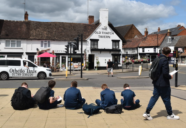 StraUponAvonSch's tweet image. Our budding Y9 artists spent the day walking around the town centre, recording &amp;amp; sketching the beautiful architecture that Stratford upon Avon has to offer! Exploring &amp;amp; developing their drawing &amp;amp; observation skills from what&apos;s in front of them #SuASEnthuse