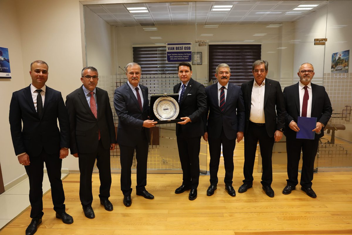 Van Tarıma Dayalı Besi OSB Başkanı, Van Vali Yardımcımız Musa Göktaş'ı ziyaret ettik. 

Sayın Vali Yardımcımızdan Van TDİOSB'mizdeki gelişmeleri dinledik. 

TDİOSB'miz üretime geçtiğinde inşallah Van, hayvancılıkta Türkiye’nin merkez şehri haline gelecek. 

Sayın Vali Yardımcımız