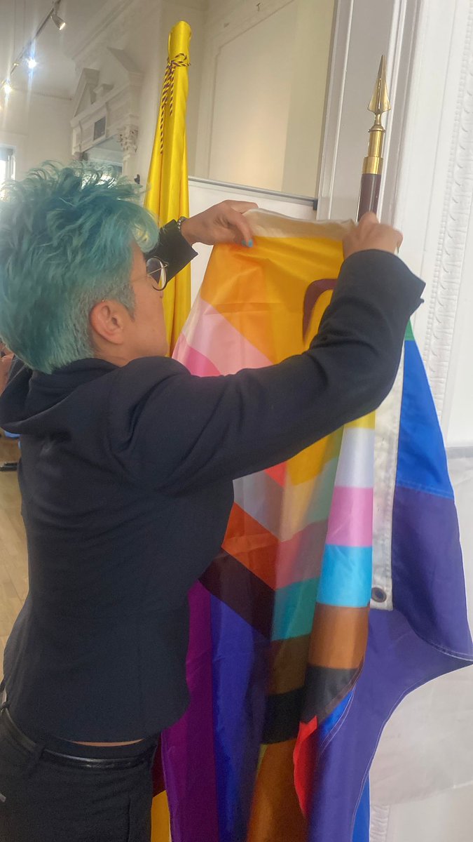 🏳️‍🌈🇨🇴 HISTÓRICO: Por primera vez, el Consulado de Colombia en Londres iza la bandera LGBTQIA+ junto a la tricolor. Una muestra de orgullo, comunidad y visibilidad real.
Nos vemos el 27 de junio en Voces de Verdad — un espacio de historias sin filtro.

📍#Pride2025 <a href="/ColombiaNosUne/">Colombia Nos Une</a>