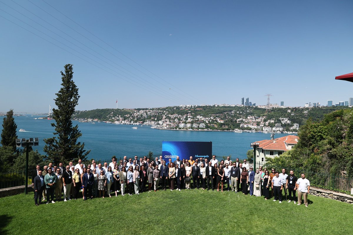 Müşterilerimizle bir araya geldiğimiz etkinliğimizde açılış konuşmasında Özel Sektör Operasyonları Genel Müdür Yardımcımız Nimet Güventepe’yi, ardından “Müşteri Deneyiminde Yapay Zeka Sunumu” ile Bilgi Teknolojileri Genel Müdür Yardımcımız İzzet Erten’i dinleme fırsatı bulduk.