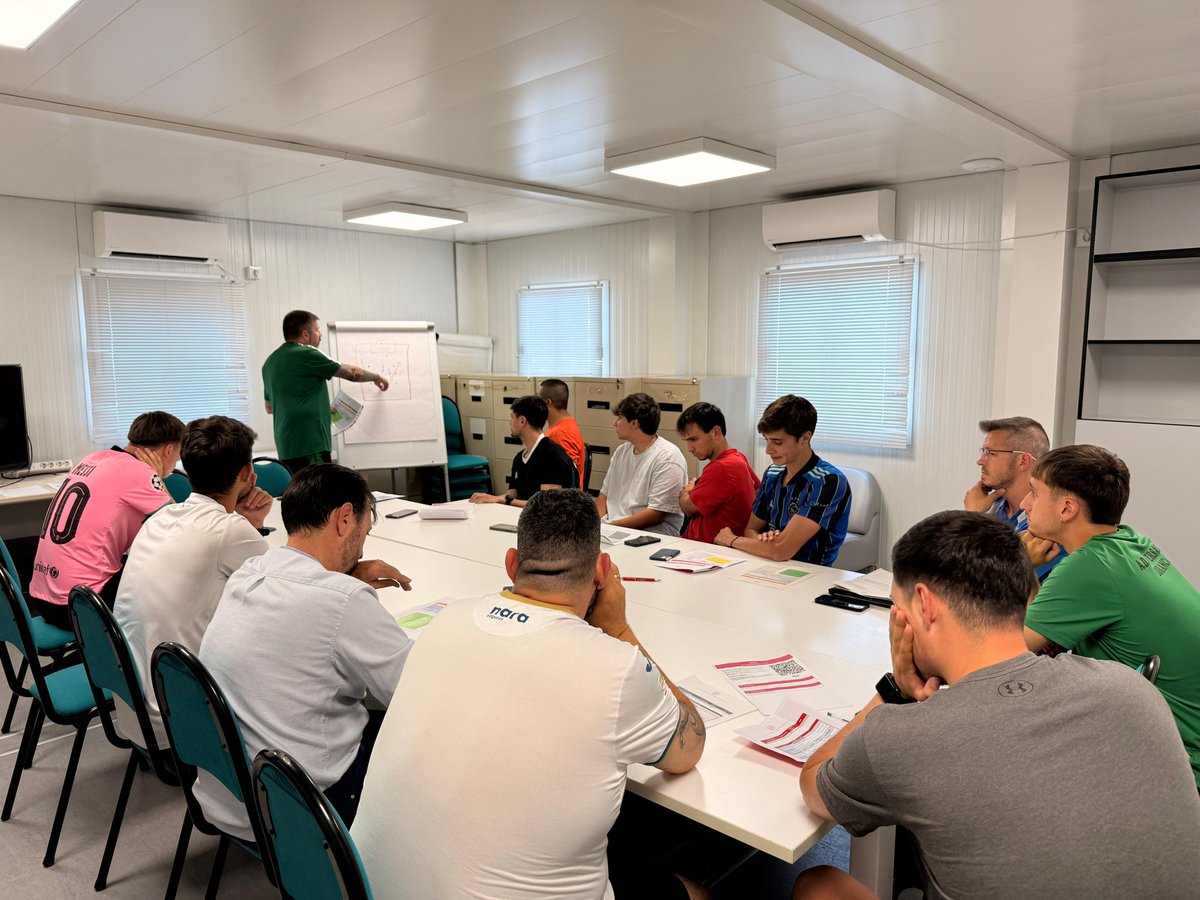 El alumnado del curso UEFA C iniciado en abril afronta en Cotorruelo 🏟️ una nueva jornada de pruebas prácticas evaluables 

Sofía Ruiz y Víctor Tabales han dirigido los dos grupos de trabajo, donde alumnos y alumnas han recibido el feedback del profesorado y de sus compañeros/as