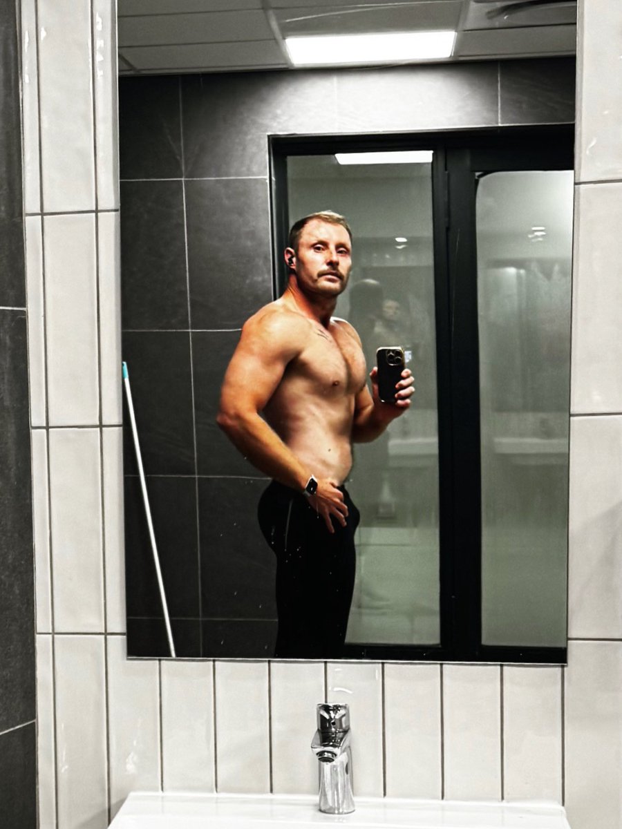jcvrensburg's tweet photo. Middle of the week means lekker leg session #humpday #wednesday
#gym #legsession https://t.co/UIXSbkHXzp