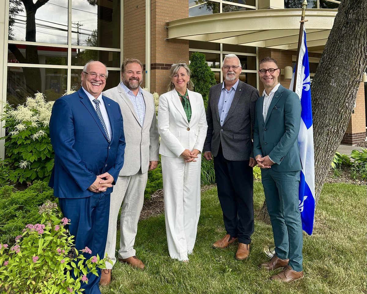 AndreeLaforest's tweet photo. J’ai annoncé ce matin le renouvellement du PRACIM à la hauteur de 360M$! Ça va permettre de soutenir les municipalités dans la réalisation de projets pour leurs bâtiments municipaux et ainsi assurer des services de qualité aux citoyens. 🏘️🚒 @FQMenligne @UMQuebec @LaframboiseMa https://t.co/VCp5i6GDEH