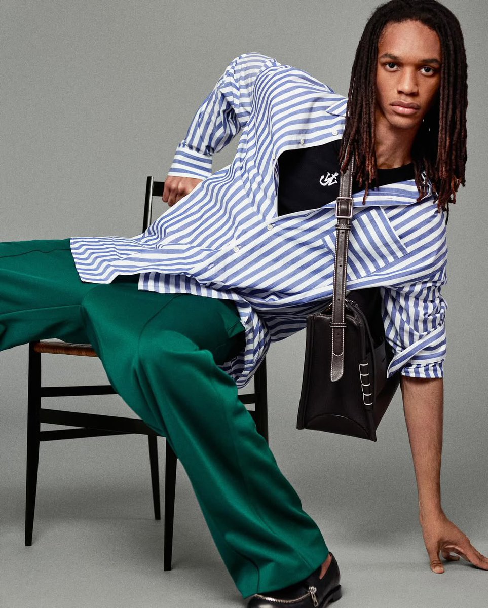 JWANDERSON Pre-Fall 2025 is here — featuring Conor Sánchez and Mekhi Thomson in bold, sculptural looks lensed by Mark Kean.
#JWANDERSON #PreFall2025 #Menswear #ConorSánchez #MekhiThomson #MarkKean #FashionEditorial