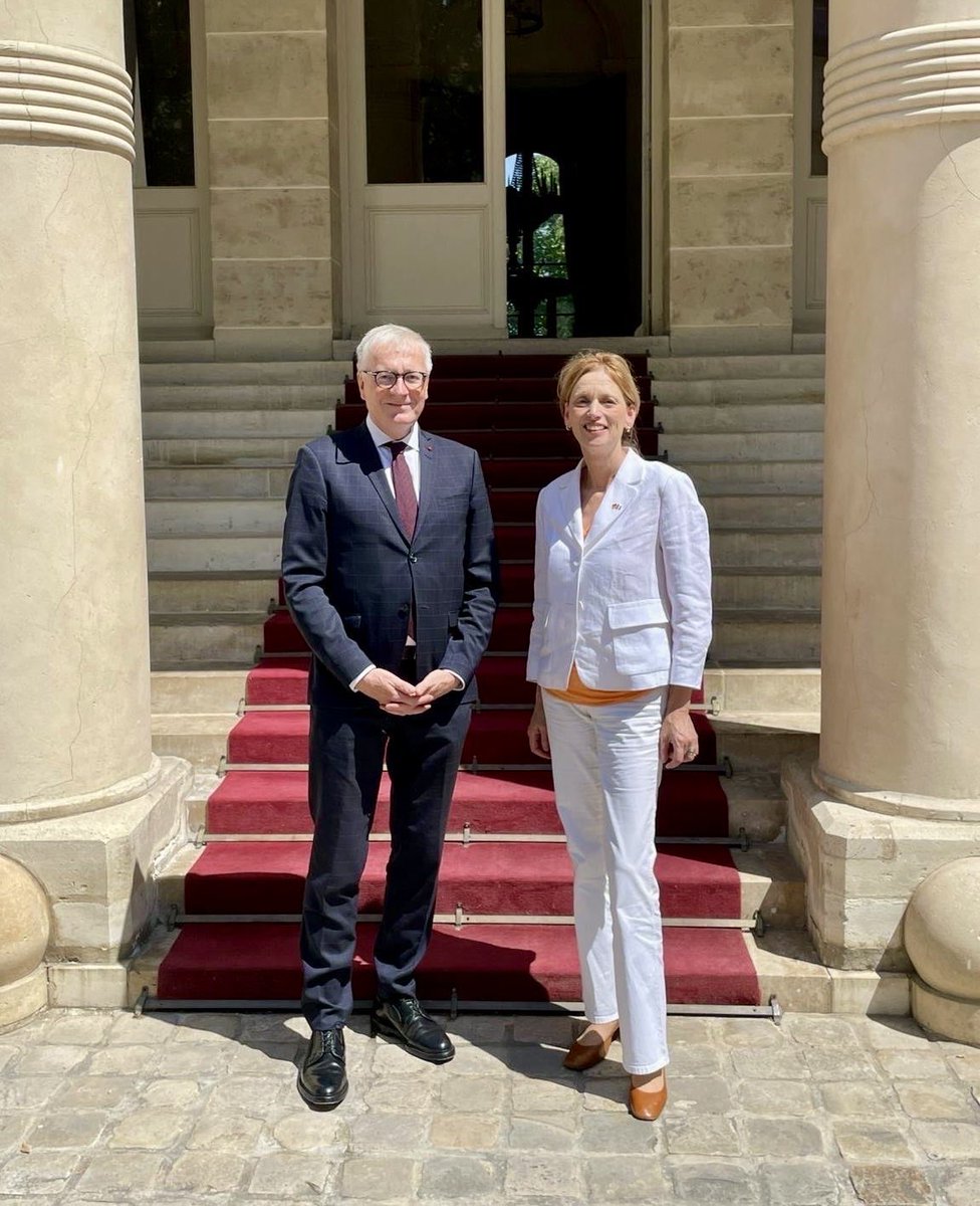 AmbDEenFR's tweet image. Bienvenue à Paris à la ministre fédérale Karin Prien! Des échanges riches sur la politique de jeunesse 🇩🇪🇫🇷, les grands enjeux de société et le rôle clé de l’OFAJ – pour l’avenir de notre jeunesse européenne. 🤝🇪🇺 #OFAJ #jeunesse @PrienKarin