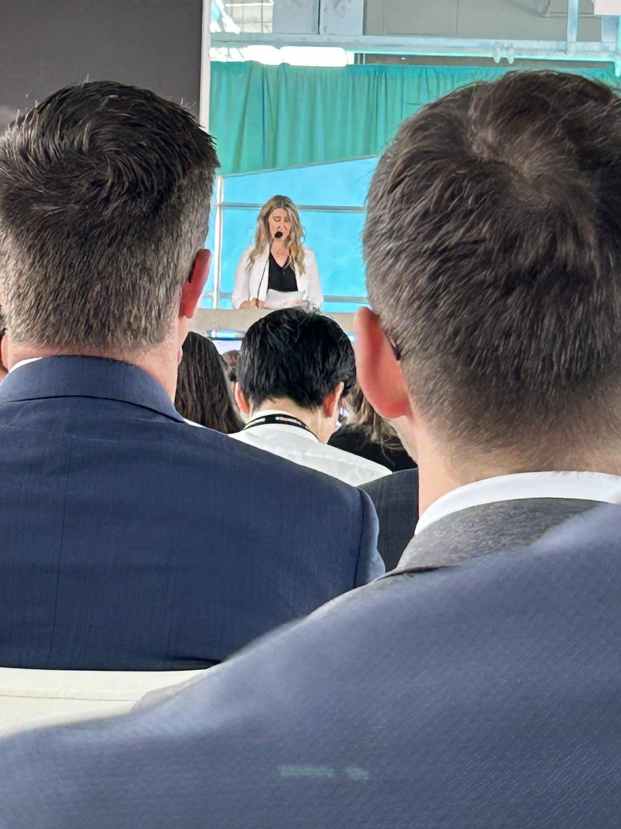 Excitant! Ici Quantique prend son envol! Salle pleine! Le Canada est un chef de file en quantique.

Exciting! Quantum Now is launching today! Room is full! Canada is a leader in Quantum.
