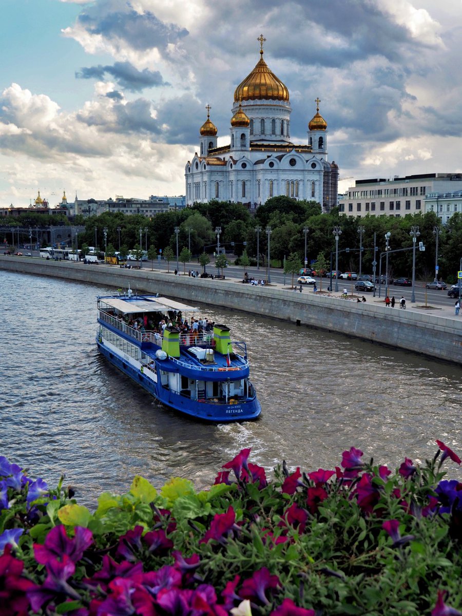 PEKHTography's tweet image. Prayers? Sure. Selfies? Absolutely. The petunia-covered bridge’s new motto: Pose and Pray! 🤳🙏 #SaintlySelfies
#River #Catamaran #Christian #Cathedral #City #scape #Cruise #Golden #Domes #Religious #Architecture #Flowers #Urban #Nature #Travel #Scenic #View