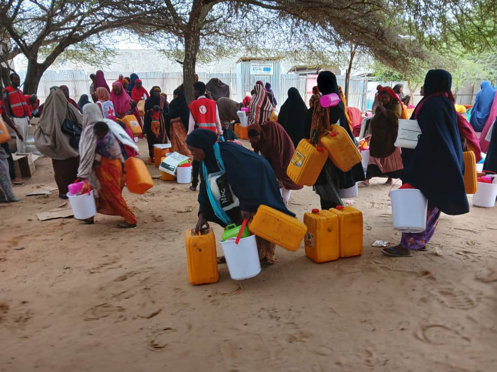 The Somali Red Crescent Society (#SRCS) Mogadishu branch has successfully completed the distribution of essential hygiene kits to 1,500 displaced families from the Lower and Middle Shabelle regions. The distribution, which took place in Deynile district, included pre-distribution