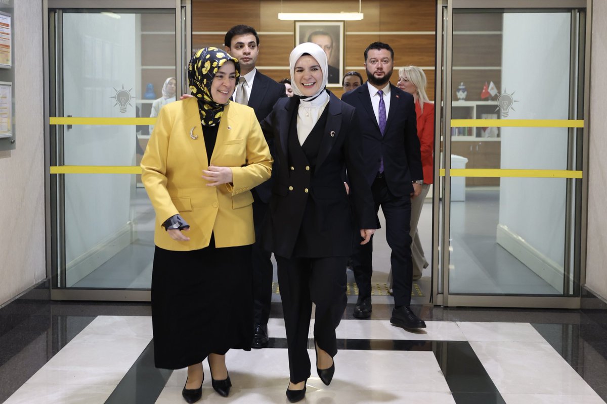 Mahinur Özdemir Göktaş (@mahinurozdemir) on Twitter photo AK Parti Kadın Kolları Başkanımız Sayın <a href="/tugbaisikercan/">Tuğba IŞIK ERCAN</a>’ın ev sahipliğinde düzenlenen Kadın Milletvekilleri ile İstişare Toplantısı’nda, millet iradesini temsil eden güçlü kadınlarla bir araya geldik.
Toplantı vesilesiyle kadınlara yönelik politikalarımızı, toplumsal AK Parti Kadın Kolları Başkanımız Sayın <a href="/tugbaisikercan/">Tuğba IŞIK ERCAN</a>’ın ev sahipliğinde düzenlenen Kadın Milletvekilleri ile İstişare Toplantısı’nda, millet iradesini temsil eden güçlü kadınlarla bir araya geldik.
Toplantı vesilesiyle kadınlara yönelik politikalarımızı, toplumsal