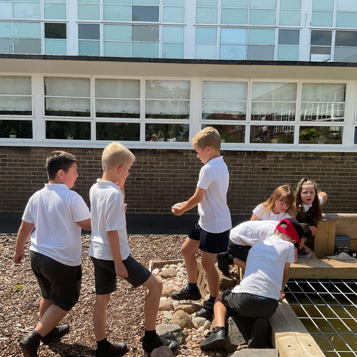 We loved exploring the outdoors this week in #GPSClass10, we have been looking at natural materials that inspired Andy Goldsworthy the artist.