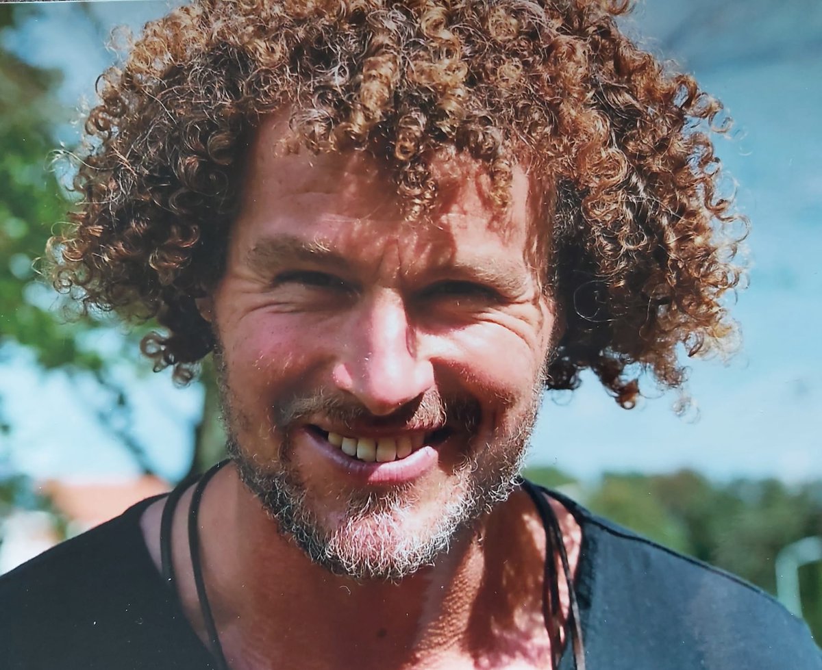 De noodlottige dood van mijn jongere broer

Vastgepind zat hij. Vastgepind tussen de pakweg 1400kg wegende elektrische BMW i3, zijn herenfiets en een imposante stalen lantaarnpaal. Een lantaarnpaal die inmiddels volledig uit het lood staat door de klap. Ronald zijn bekken is door