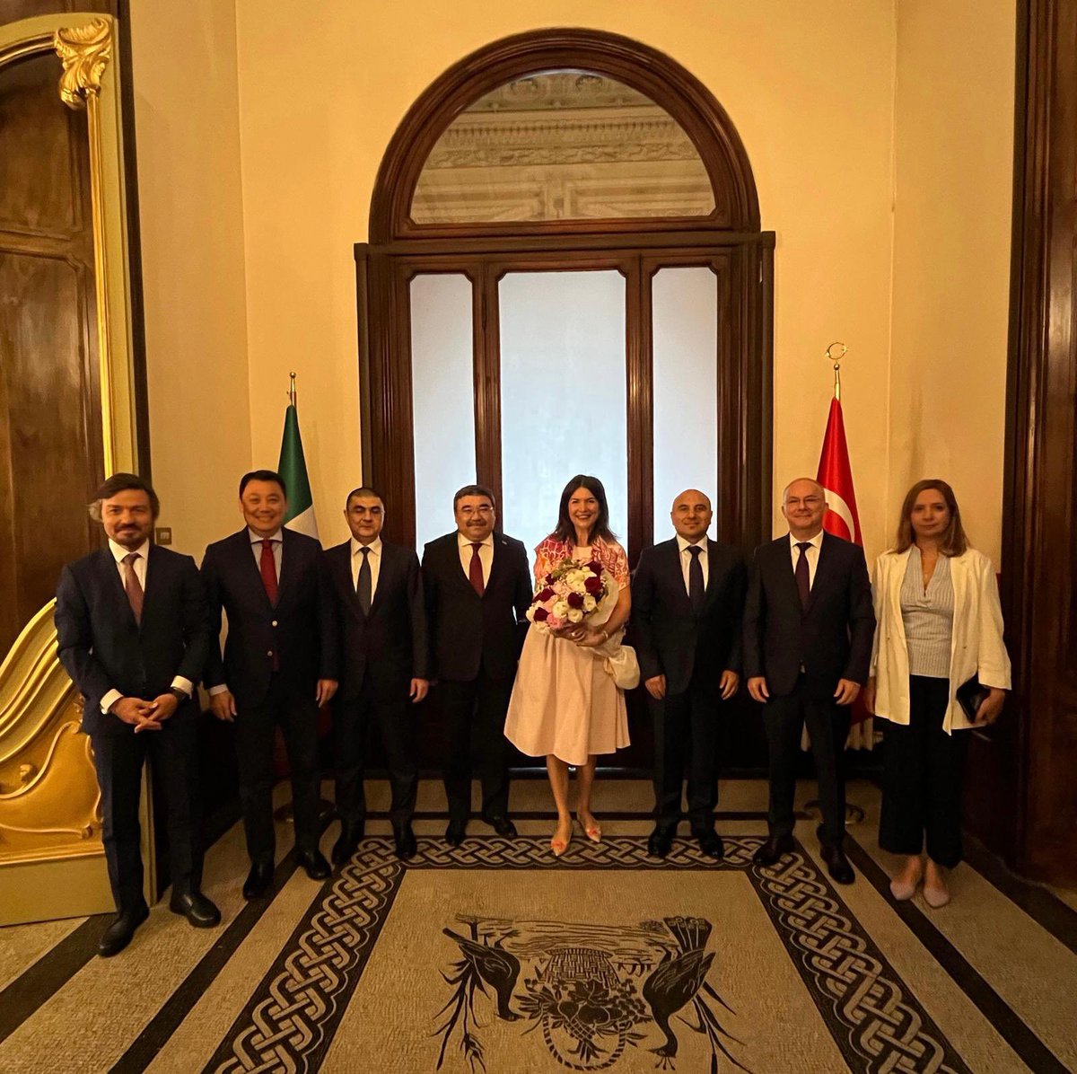 Türkiye in Italy (@tc_romabe) on Twitter photo Türk Devletleri Teşkilatı üyesi ve gözlemci ülkelerin Büyükelçi ve Temsilcileriyle öğle yemeğinde bir araya geldik. İkili ve bölgesel işbirliğimiz ile Roma’daki BM kuruluşlarındaki ortak konular hakkında görüş alışverişinde bulunduk.
<a href="/AmbasciataAZE/">Azerbaigian in Italia</a> <a href="/KZEmbassyIT/">Kazakhstan🇰🇿 in Italia🇮🇹</a> Türk Devletleri Teşkilatı üyesi ve gözlemci ülkelerin Büyükelçi ve Temsilcileriyle öğle yemeğinde bir araya geldik. İkili ve bölgesel işbirliğimiz ile Roma’daki BM kuruluşlarındaki ortak konular hakkında görüş alışverişinde bulunduk.
<a href="/AmbasciataAZE/">Azerbaigian in Italia</a> <a href="/KZEmbassyIT/">Kazakhstan🇰🇿 in Italia🇮🇹</a>