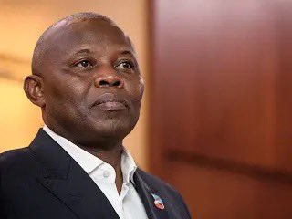 Nous sommes en guerre.
Les rebelles ont rempoté la victoire sur nous au Nord et au Sud-Kivu.
Ils ont pris l’administration de l’Etat sous leur coupe et y prélèvent impôts et taxes. Là-bas , l’Etat, c’est eux. Ils assument et doivent assumer leur rôle: payer les fonctionnaires,
