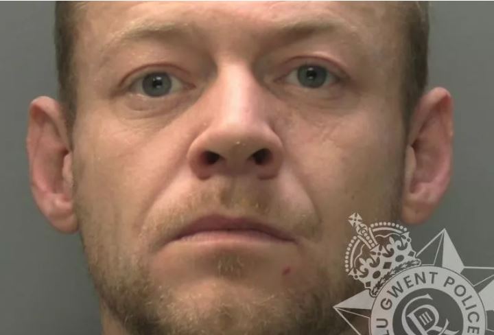 A man walked into his friend's house and attacked him with a knife - crnch.it/AGCPEk4g