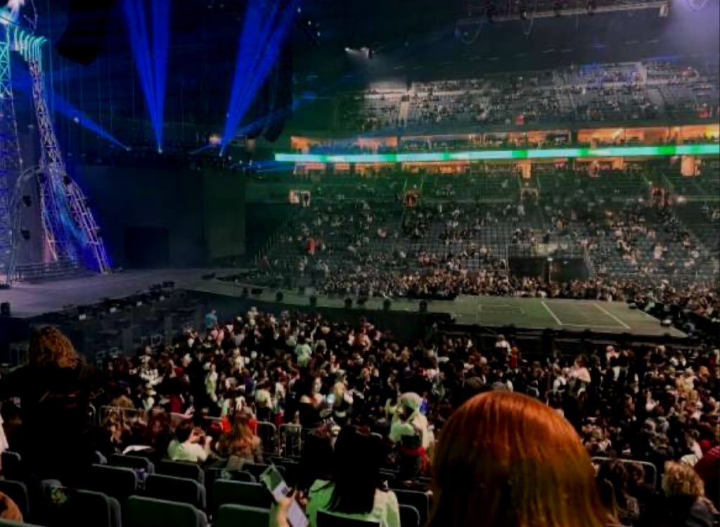 i'm selling ONE vip ticket for shawn mendes in cologne, block 216 row 4! 

looking for someone that would like to join me and my other 2 friends ❤️

selling for the price i've paid, dm me if you're interested! :)