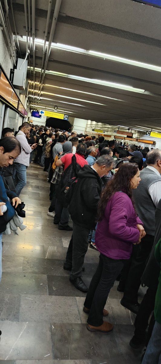 Dannyy_daan's tweet photo. @MetroCDMX  que inconveniente tienen llevó 25 minutos en tacuba dirección barranca del muerto y de los cuales han pasado tres trenes, eso de que están agilizando lo dudo mucho https://t.co/SaqFbHj5Fq