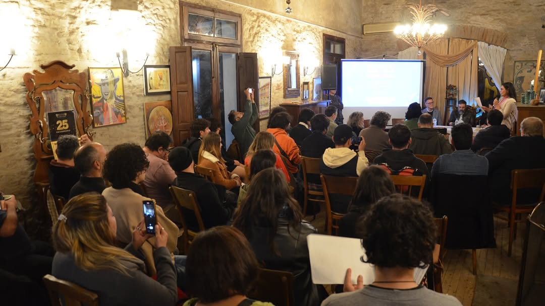 El MIEM participó del Encuentro Audiovisual Regional en Salto, actividad de la Mesa Audiovisual de Salto, que cuenta con apoyo del MIEM. El director <a href="/pablosiris/">Pablo Siris Seade</a> destacó la importancia de estas iniciativas, surgidas desde los territorios en sectores clave.

acortar.link/EncuentroSalto