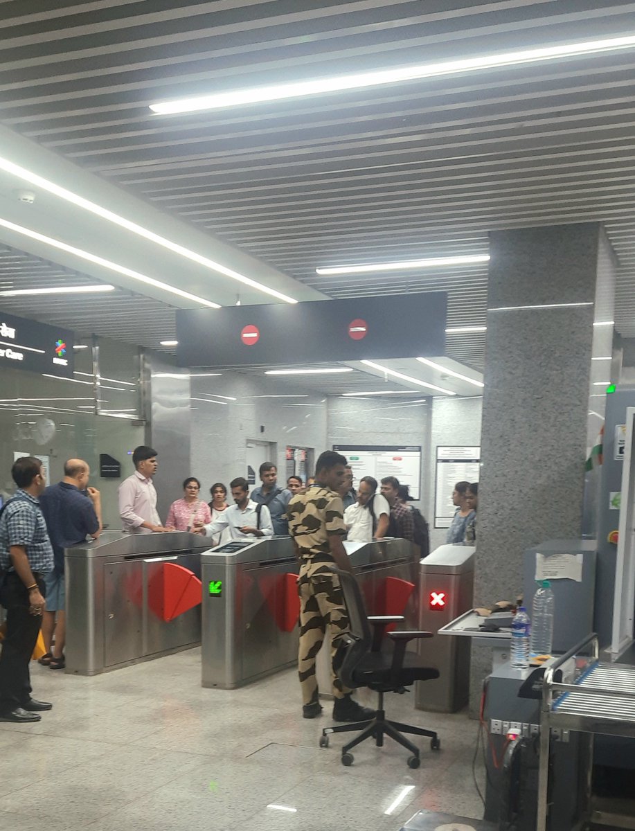 Mumbaimetro L3
Went to pickup dad returning  from Dadar as he couldnt find a rick to home from stn and crowds have increased a lot since ph2 opened.This is T1's exit from across the highway in Vile Parle
