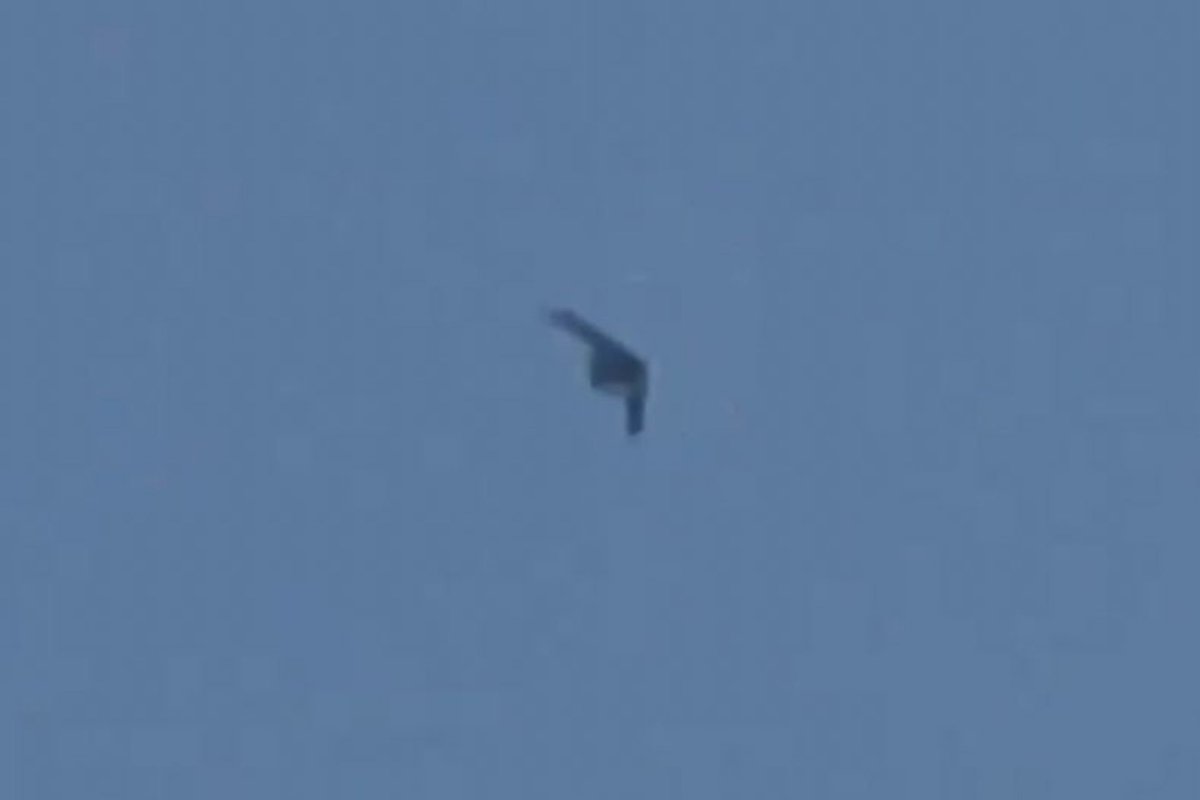 warsurv's tweet photo. 🚨 Not a B-2!
The mystery aircraft over Golan Heights is likely Israel’s top-secret stealth UAV — RA-01.

Designed for deep ISR missions, the RA-01 operates alongside F-35Is as part of Israel’s covert drone fleet.
📸 (Image: Previous RA-01 sighting via The Aviationist)

#IsraelDefense #StealthUAV #MiddleEastIntel