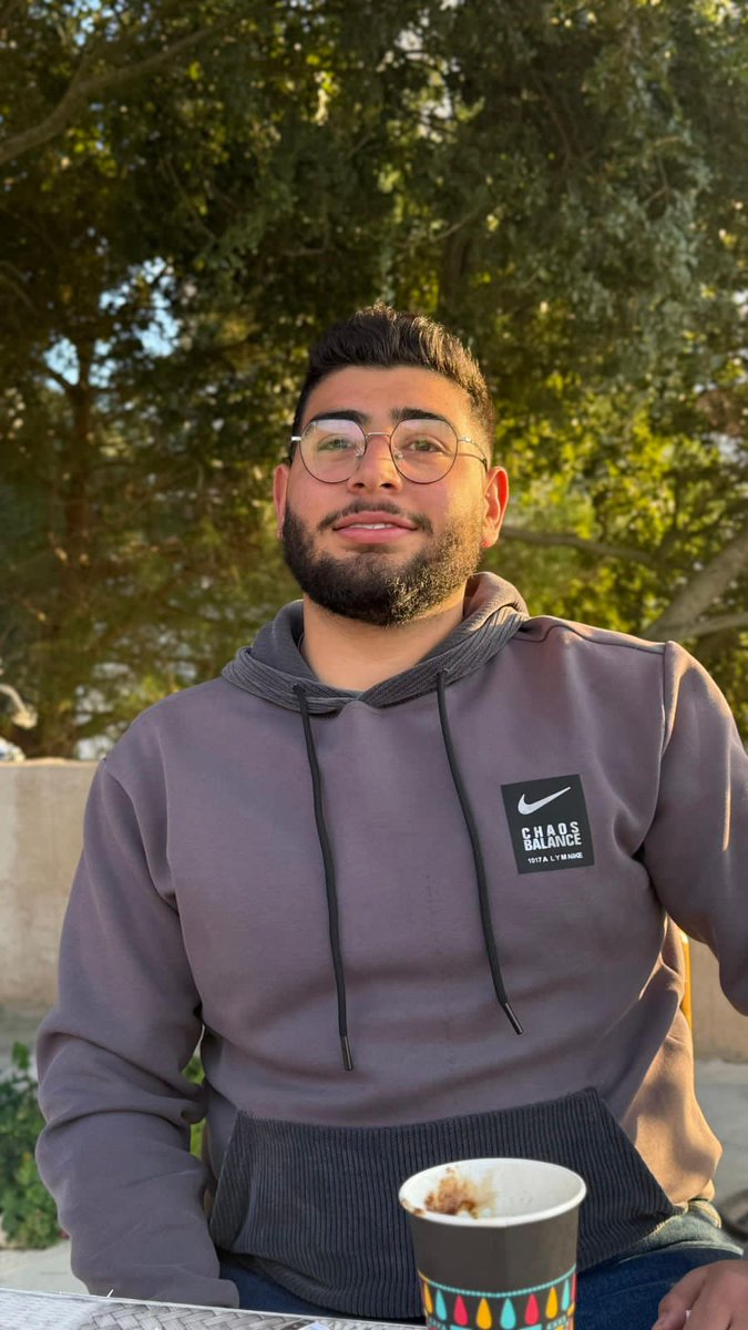 اليوم أتم #علي_ترحيني ال ١٩ عاما في زنزانته في سجن #الرملة الفلسطيني الذي يقبع فيه بعد اعتقاله من #العديسة منذ ٦ أشهر.حينها،جاء من بلدته #جبشيت للمشاركة بمسيرات العودة الى #الحدود_الجنوبية المحتلة
لا شموع لعلي وأهله الذين يكابدون فراق صغيرهم.
لا تنسوا أسرانا ال ١٧ منذ تشرين١ ٢٠٢٤