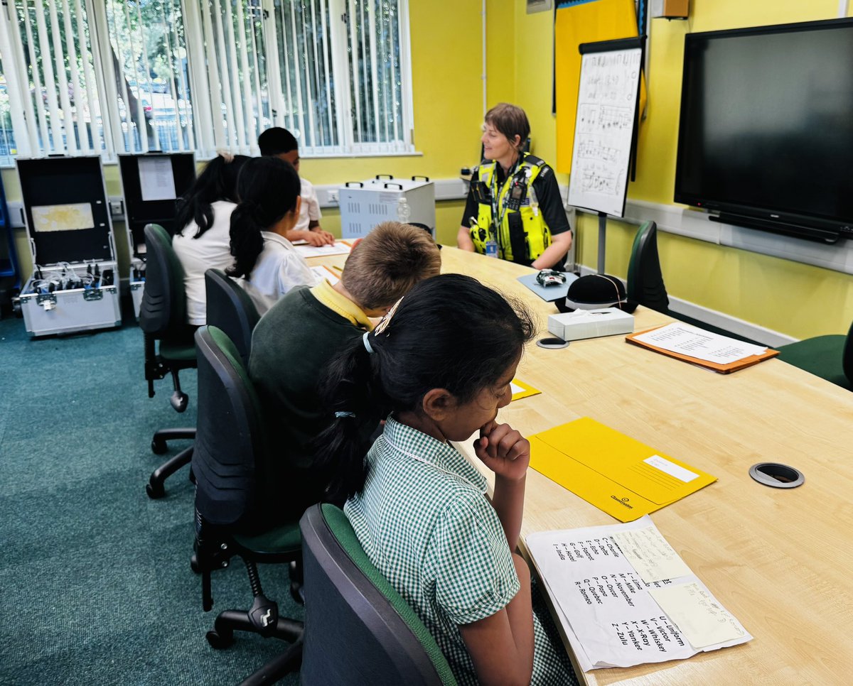 MoseleyHeathWMP's tweet image. Our @SSJohnMonicas junior PCSOs were excited to meet PC Caulkin today to talk about her uniform, and how she keeps everyone safe 👮♂️ some great questions, we can’t wait to see you again next week📝
@NKirkpatrickWMP @WMPolice #JuniorPCSO
